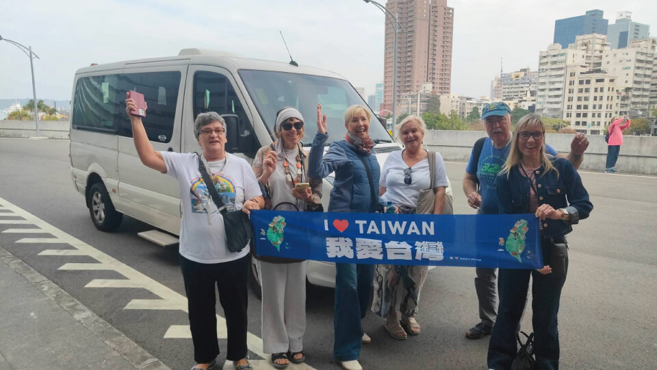 賓法明星保母車的旅程側寫圖片